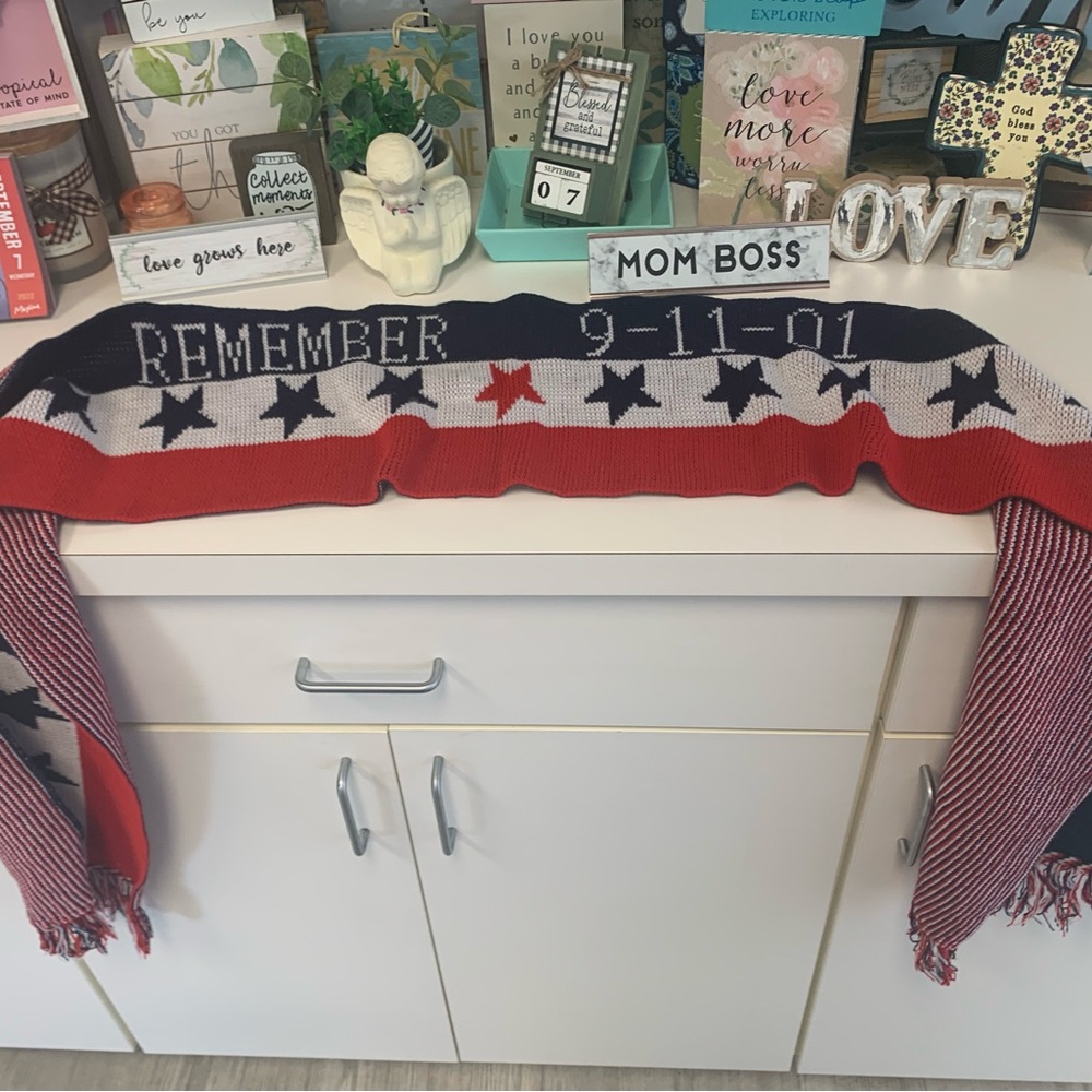 Knitmakers| Remember 09-11-01
American Flag Scarf Handmade
Neck Shoulder Warmer